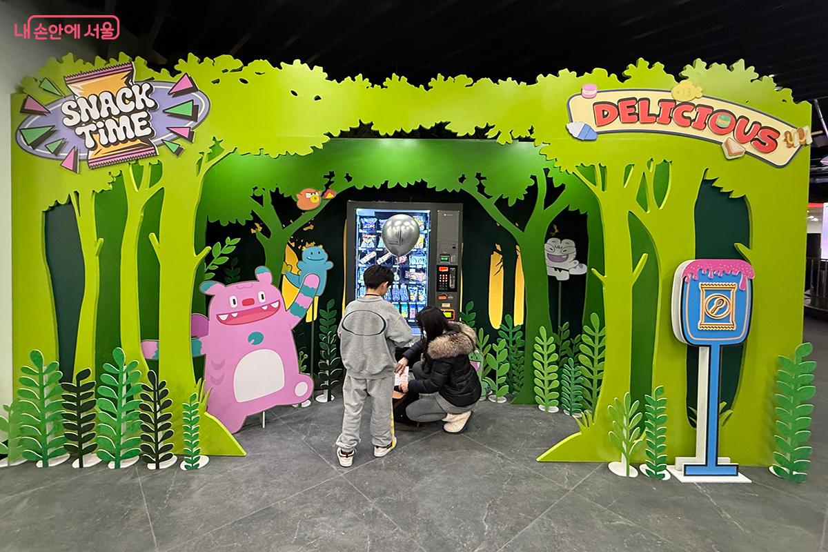 간식과 음료를 마실 수 있는 스낵 자판기가 마련되어 있다. &copy;김미정