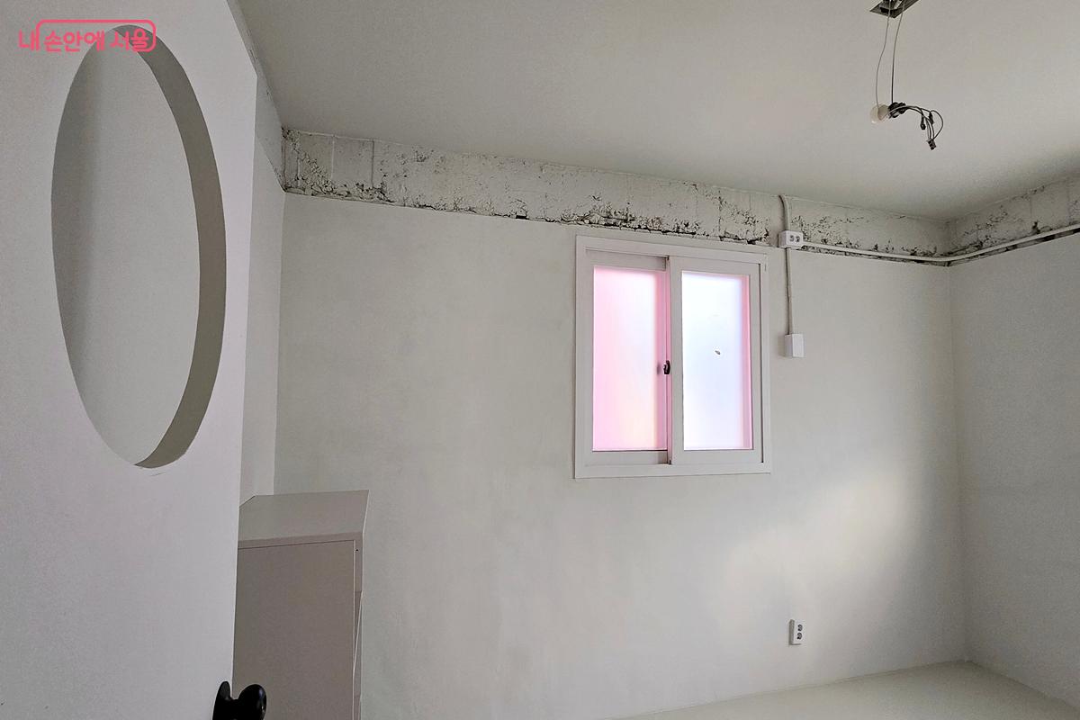 담당자 사무실에만 문에 구멍이 난 이유는 그들의 도움을 잘 듣기 위해서다. &copy;김윤경