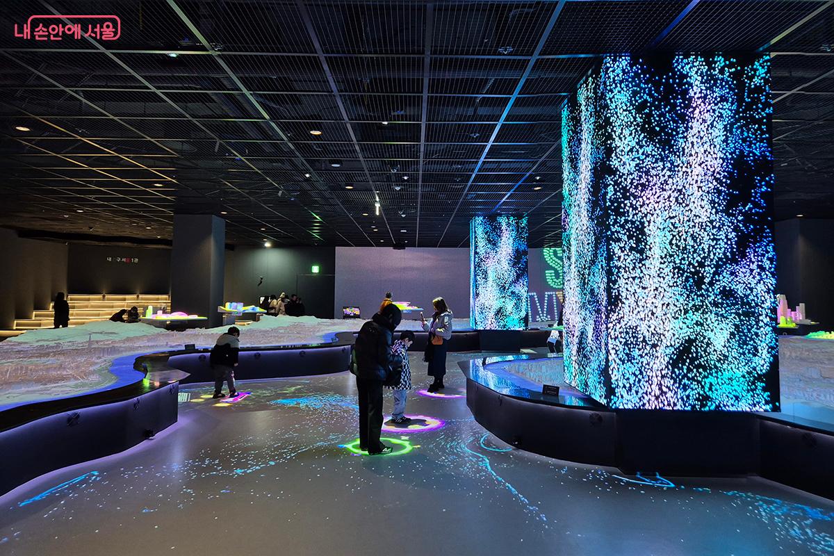 서울의 과거와 현재 그리고 미래를 첨단 미디어 기술로 구현해 낸 &lsquo;내친구서울 1관&rsquo; &copy;이혜숙