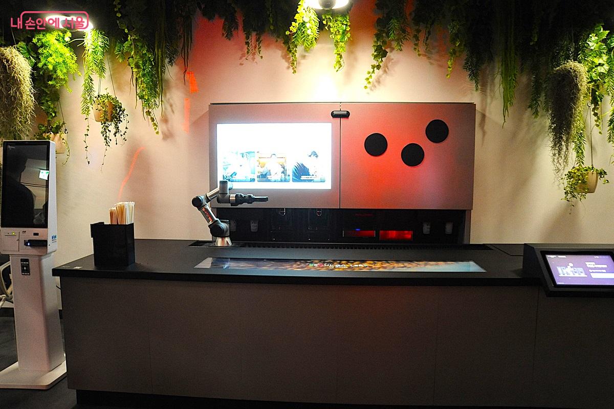 로봇바리스타가 음료를 제공하는 &lsquo;로봇카페&rsquo; &copy;조수봉