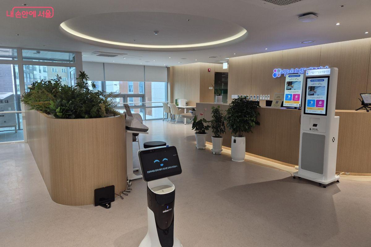 입구에 대기하고 있는 로봇 도슨트 &copy;조현정