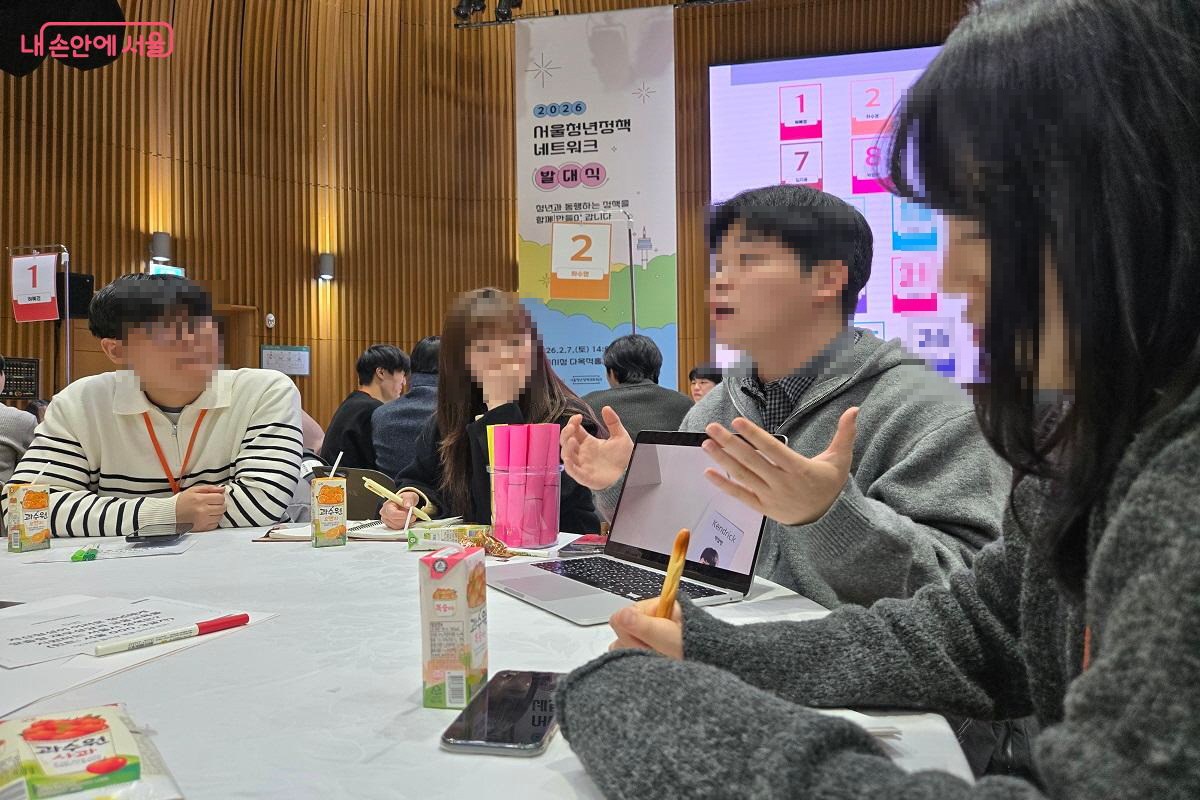 청년정책네트워크 활동을 통해 TVN '유퀴즈 온더 블럭'에 출연한 선배 단원이 사람책 활동을 진행하고 있다. ⓒ권기윤