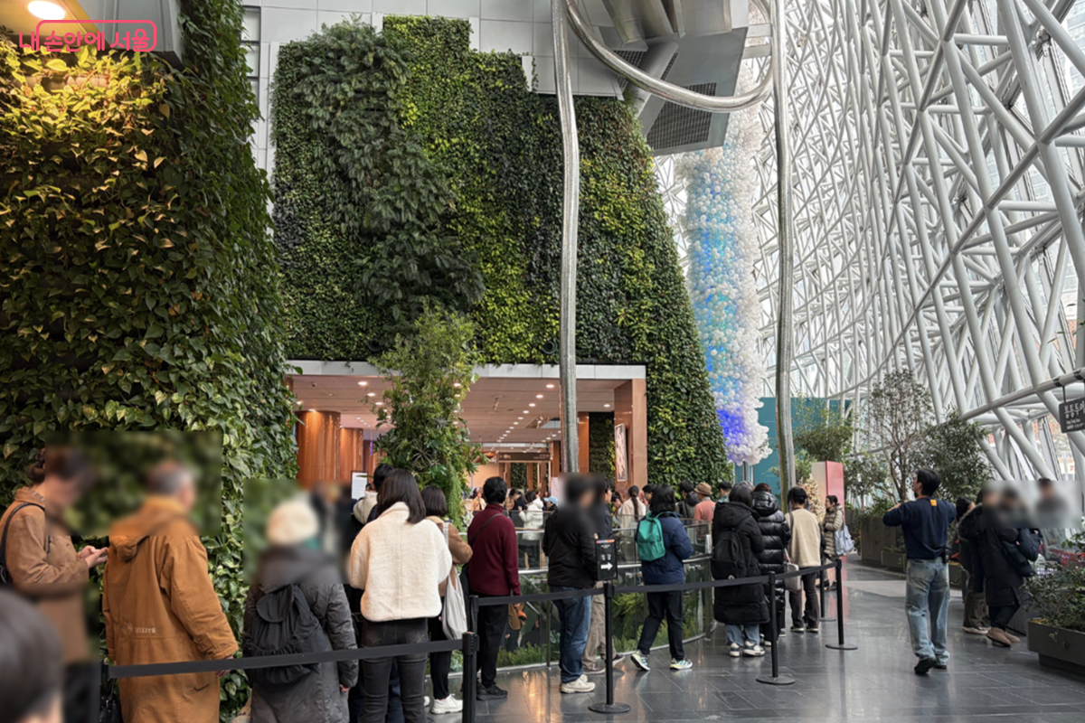 서울갤러리 입장을 위해 시청1층 라운지에서 대기하고 있는 시민들 &copy; 김경선