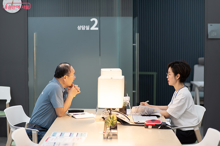 서울시가 &lsquo;중장년취업사관학교&rsquo;를 본격 출범한다. 전문 컨설턴트 1:1 상담.
