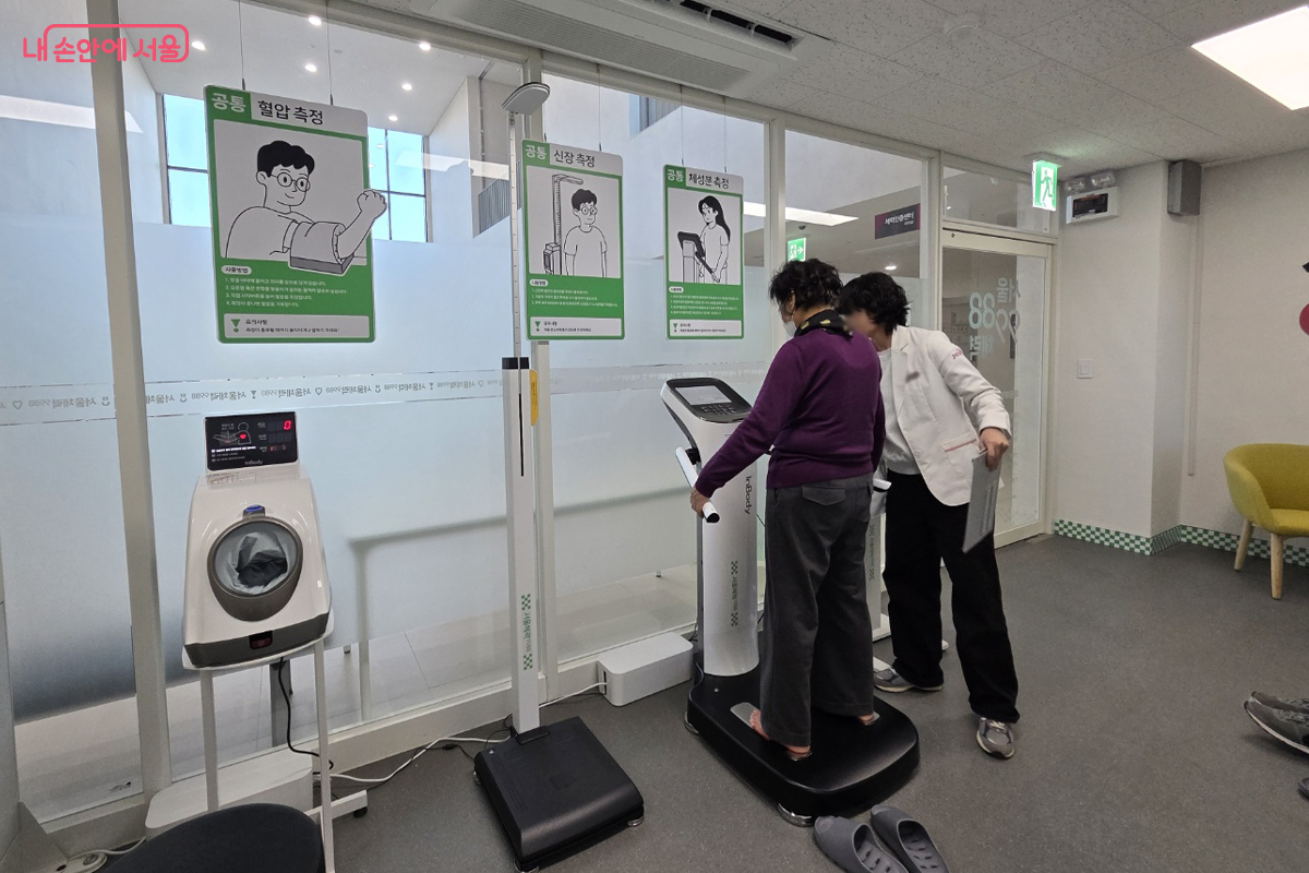 운동 처방실에서 체성분 측정기로 체중, 신장, 혈압 등 기본적인 인바디 계측 실시&copy;장미화