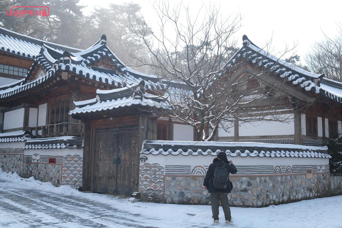 2월의 설경을 즐기기 위해 은평한옥마을을 찾은 방문객들도 많았다. &copy;박우영 