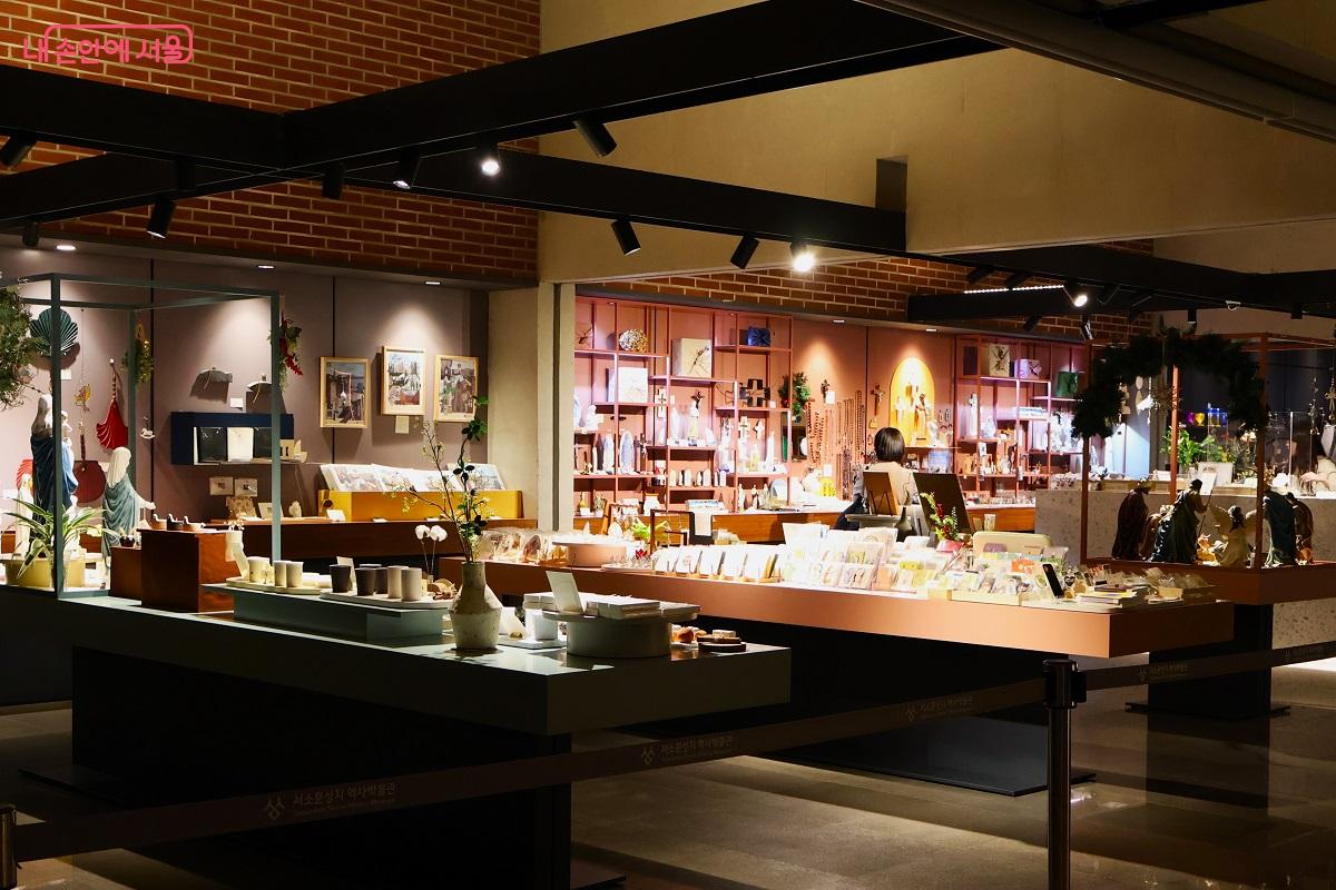 박물관의 정체성이 담긴 제품을 선보이고 있는 기념품 가게 &copy;김대진