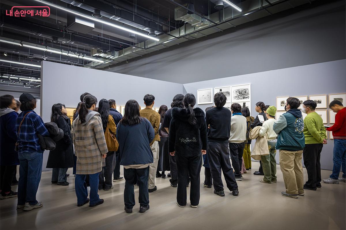 도슨트 해설을 듣는 관람객들 &copy;장신자