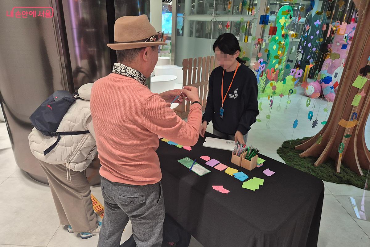 2026년 새해 소원을 담은 메세지 카드를 제출하면 스탬프 도장을 받는다.