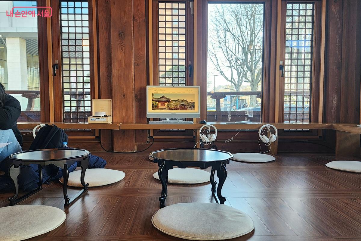 한옥 정취 속에서 편안하게 전국 팔도의 대표 민요를 들을 수 있다. ©김윤화