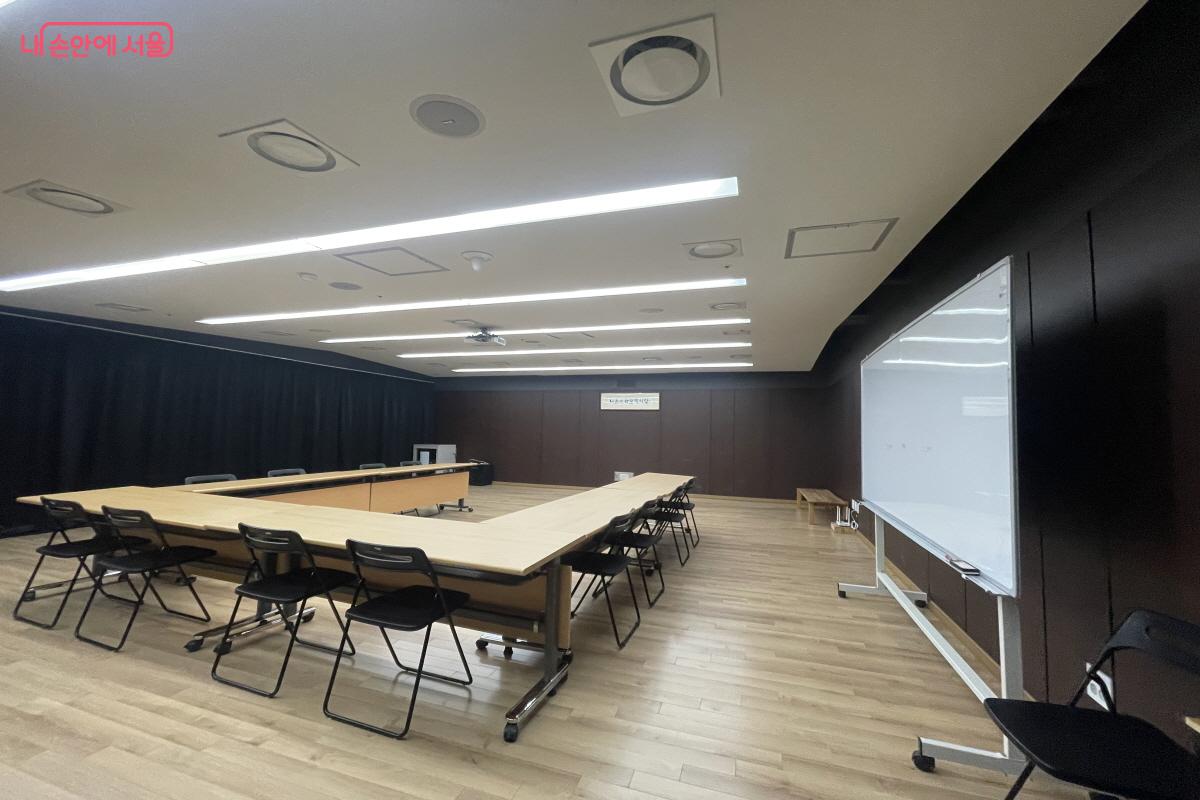 공연자 연습실 및 세미나실 용도로 쓰이는 스튜디오 &copy;이정민