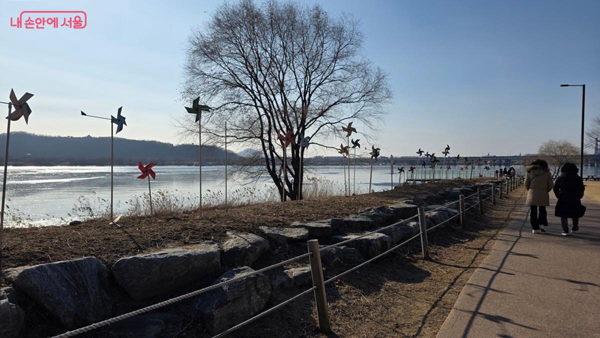 바람개비 길을 따라가면 바람의 언덕 전망대에 이른다. ⓒ최용수