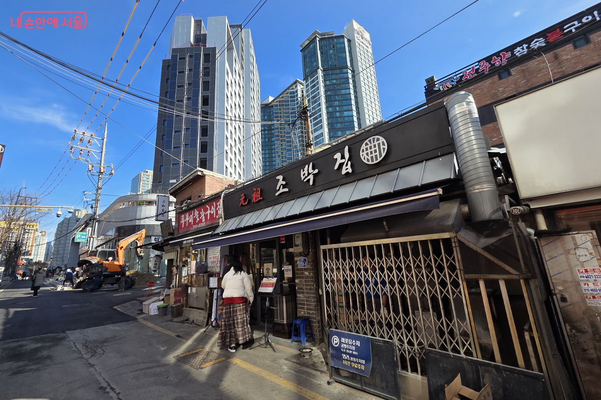 높은 빌딩 사이 단층 상가는 오랜세월의 이색적인 풍경 ©장미화