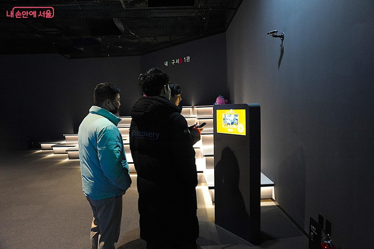 키오스크에서 도시 모형을 배경으로 사진을 찍을 수 있는 &lsquo;서울 포토&rsquo; &copy;조수봉