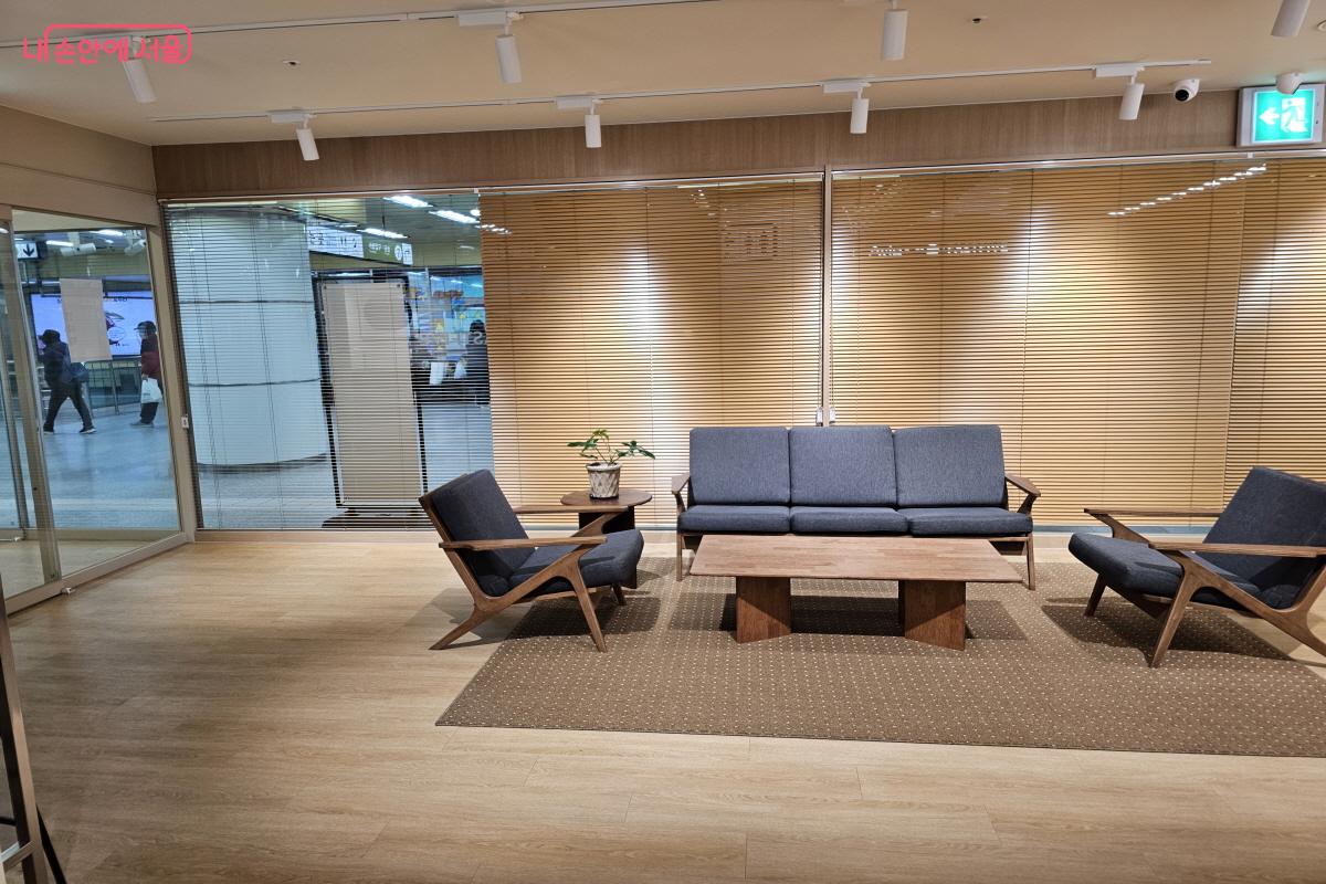 공실로 남아 있던 지하철 7호선 어린이대공원역 내 상가 공간을 독서라운지로 탈바꿈했다. ©염지연