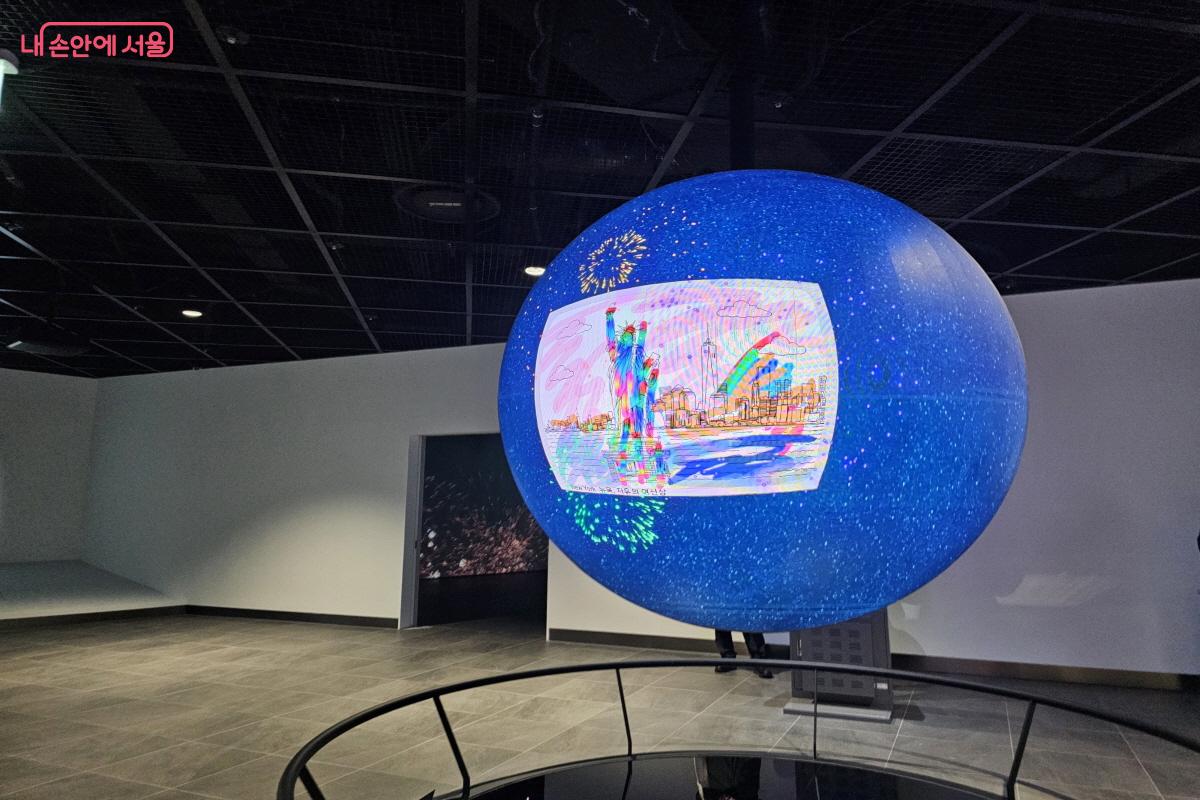 &lsquo;내친구서울 2관&rsquo; 내 2m 지구 모형의 대형 &lsquo;미디어 스피어&rsquo;도 눈에 띄었다. ⓒ염지연
