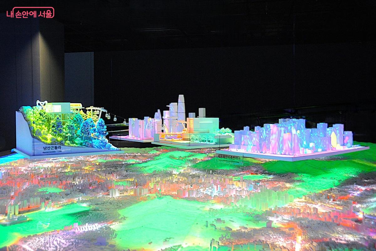 도시 모형 위에 미래의 서울시 모형을 미디어 연출로 보여준다. &copy;조수봉