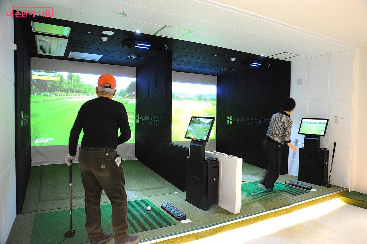 실내에서도 즐거운 ‘스크린 파크골프’를 즐기는 어르신들 ©조수봉