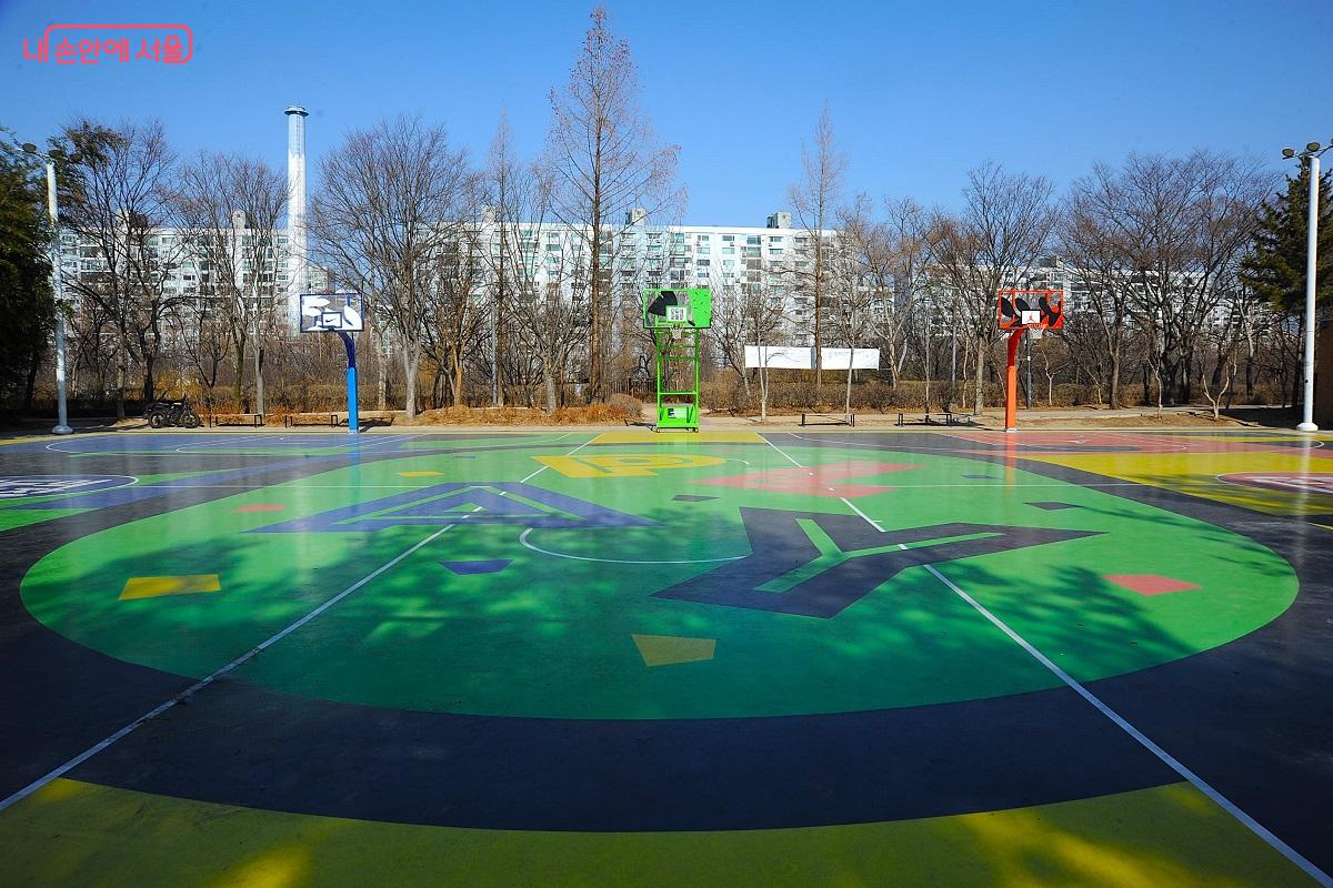 개포東근린공원의 &lsquo;모두의 운동장&rsquo;에는 3면의 농구장을 조성했다. &copy;조수봉