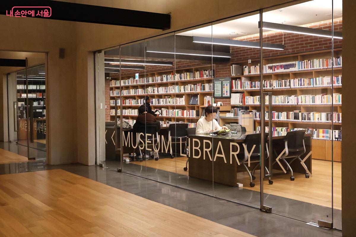 천주교 박해의 역사와 한국의 사상사, 예술 관련 전문 서적을 소장하고 있는 도서관 &copy;김대진 