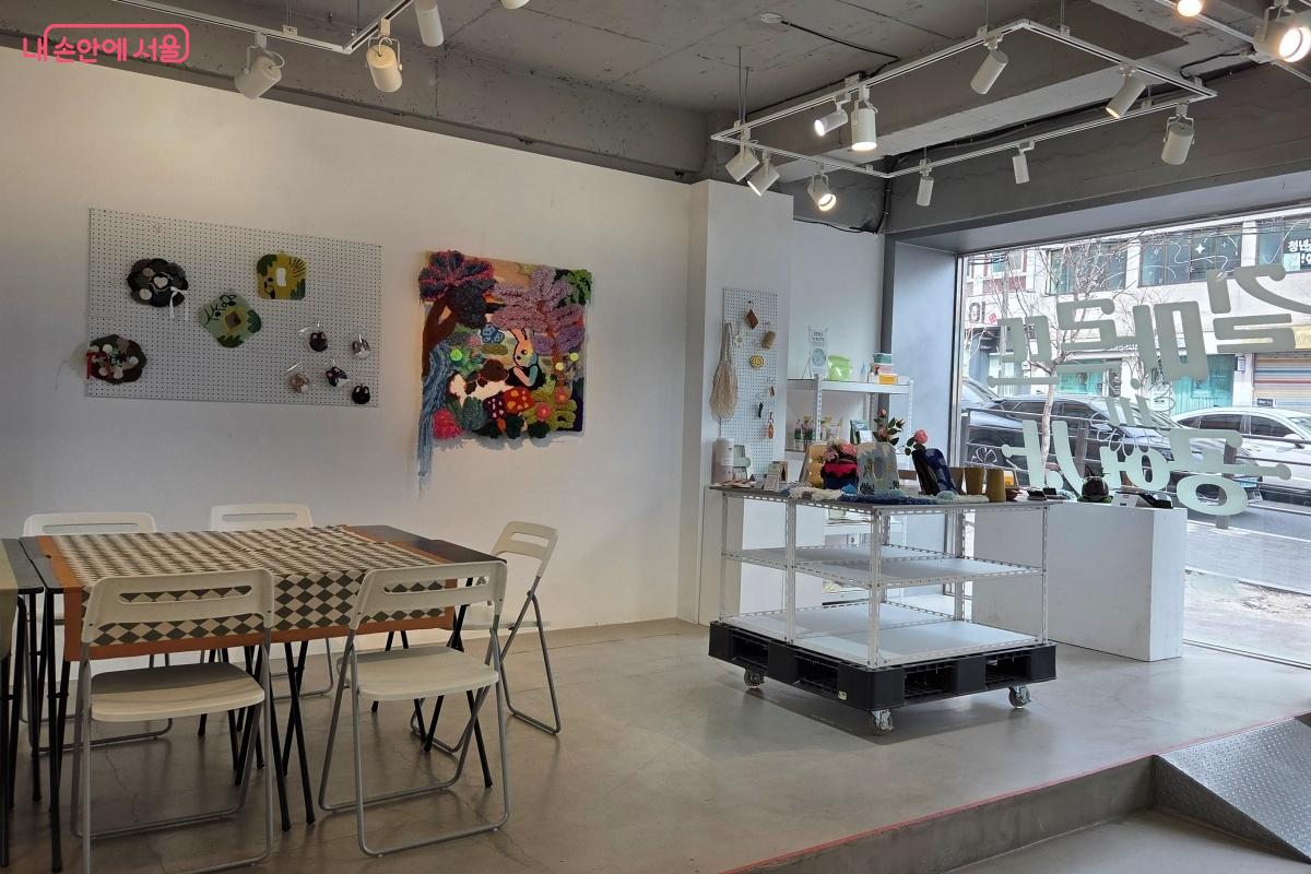 &lsquo;길마르뜨 in 공업사&rsquo;에서 지역의 청년 가게의 제품을 만날 수 있다. &copy;김미선