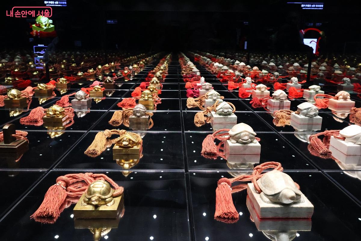 전시는 우리 문화유산이 과학적 보존 처리를 통해 현대에 다시 태어나는 과정을 깊이 있게 조명한다. &copy;김대진