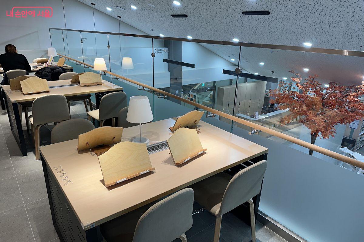 복층에서는 조용한 개인 학습이 적합하다.&copy;김재형