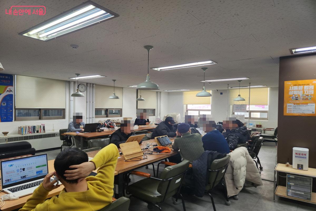 평일 오후, 북창쉼터 안에서 여러 이동노동자들이 각자 휴식을 취하고 있다. &copy;윤혜숙