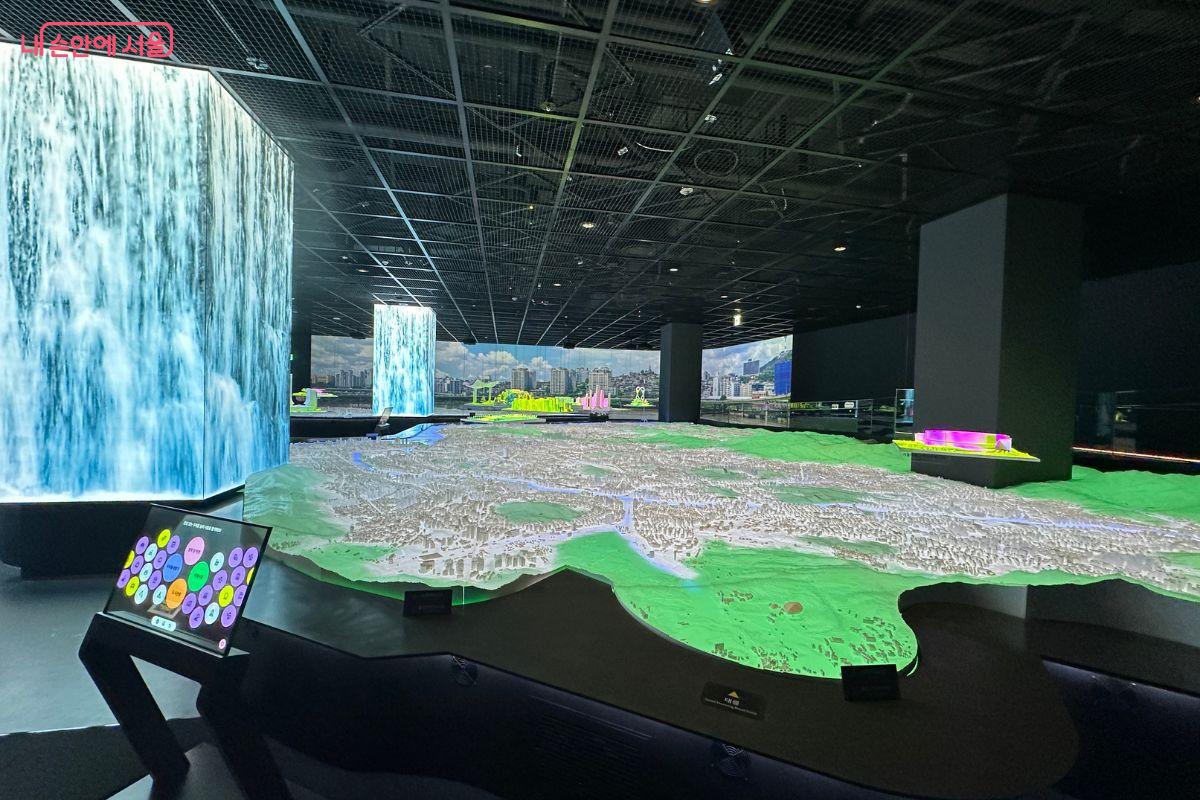 초대형 서울 모형을 체험할 수 있다. &copy;김재형