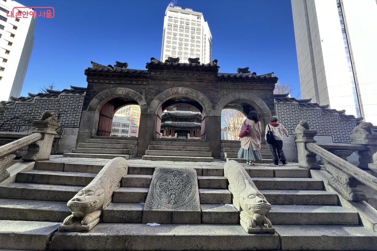 환구단. 평소 잘 돌아보지 못한 곳까지 서울문화관광해설사의 해설이 진행된다. ⓒ박지영 