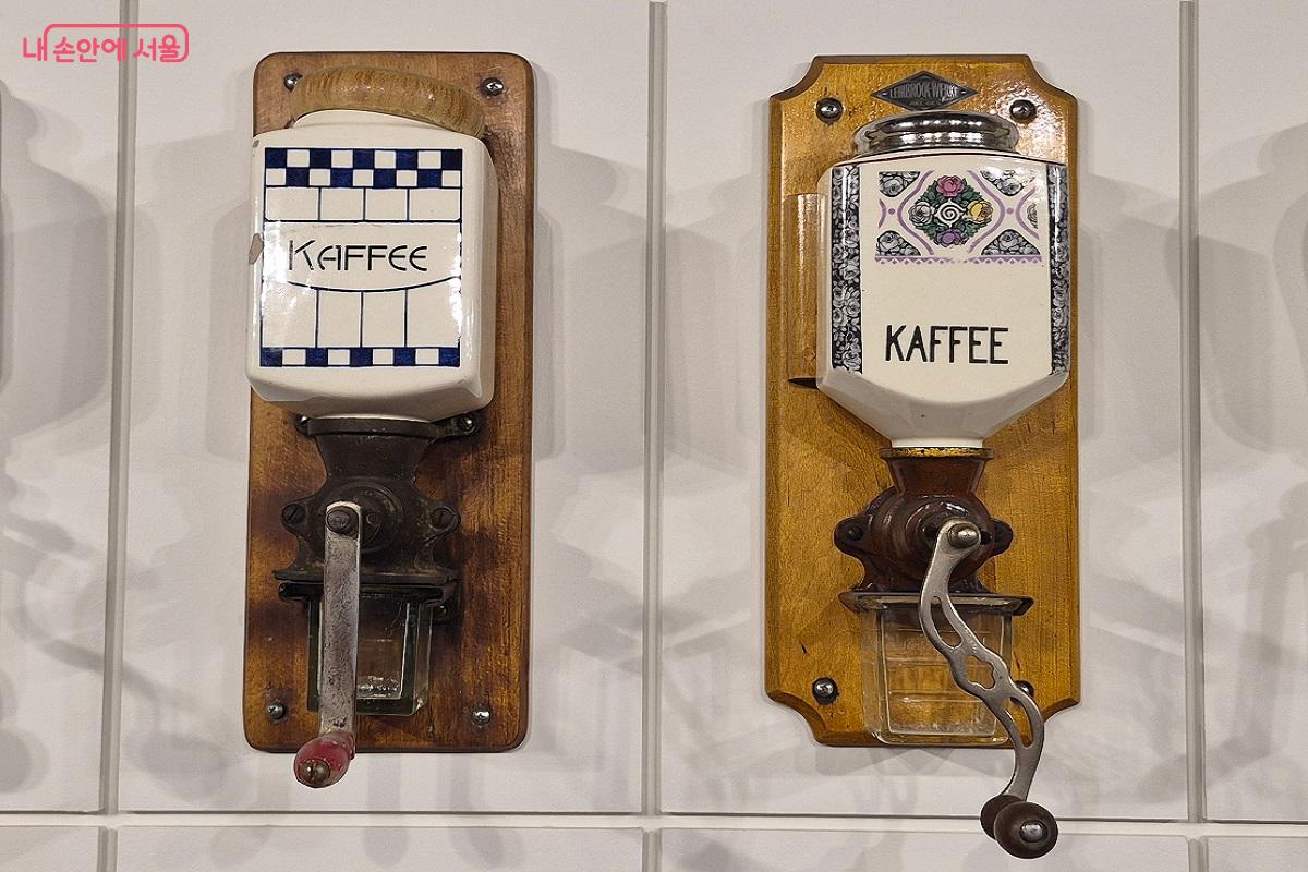 독일식 커피 표기가 적힌 벽걸이형 커피 그라인더 &copy;권수진