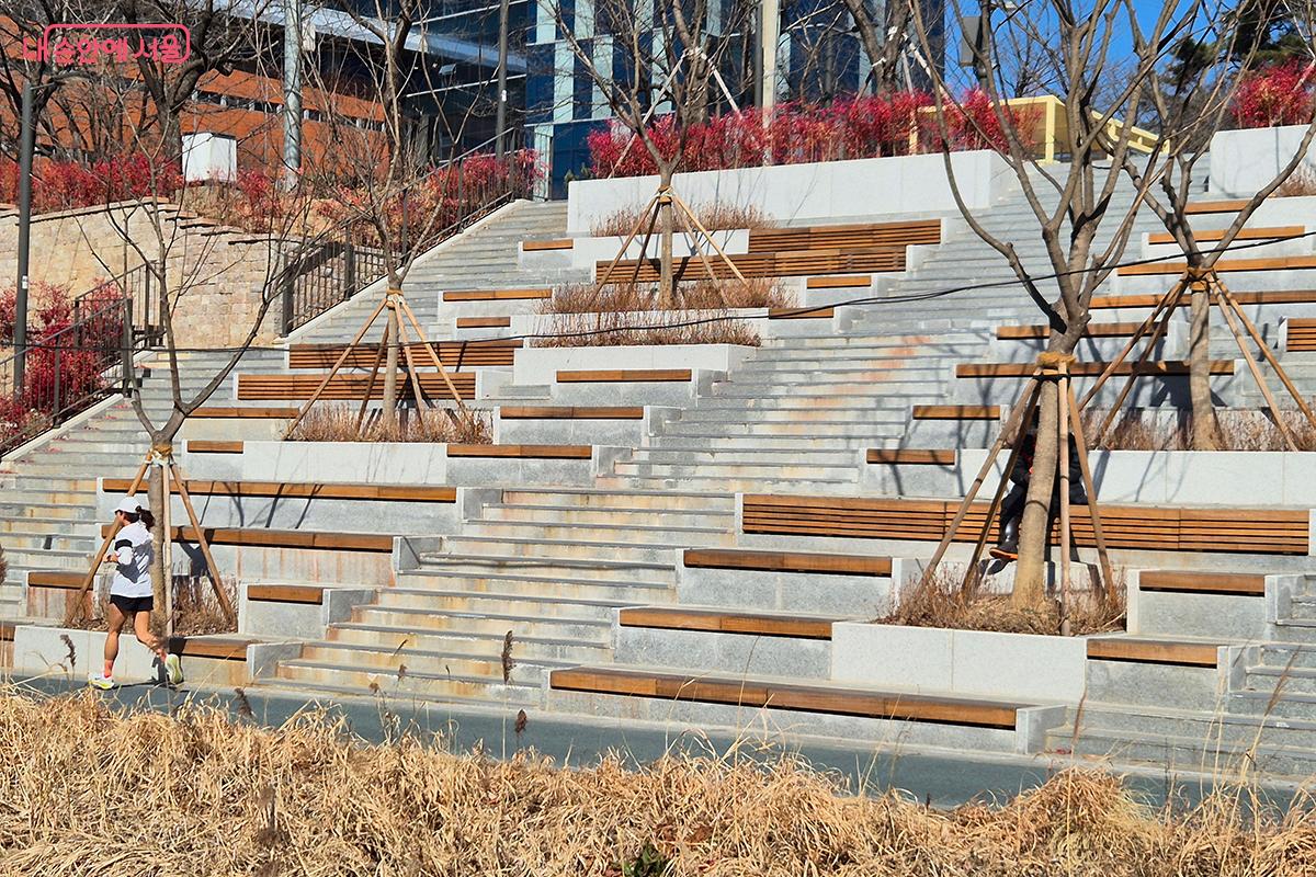 각종 공연과 행사가 열리는 야외수변무대 ©정향선