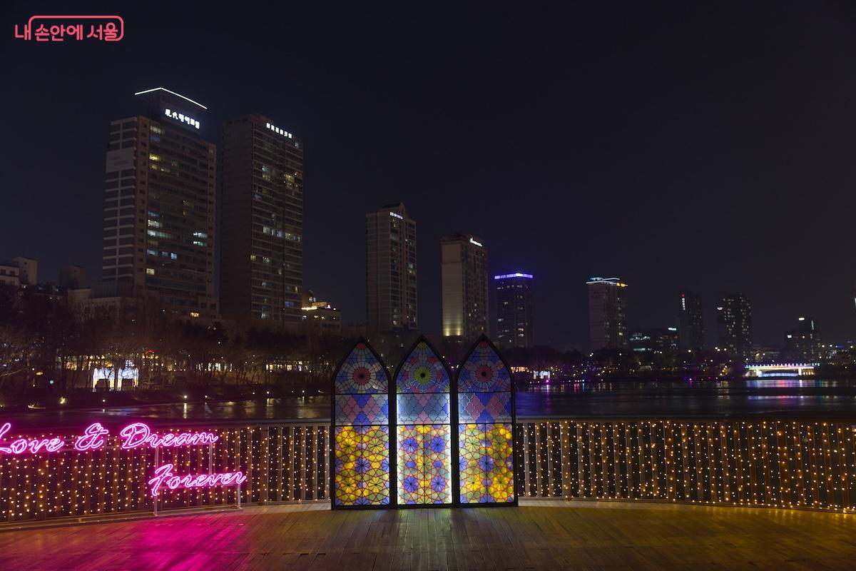 석촌호수 곳곳에 사랑스러운 야경과 포토존이 가득하다