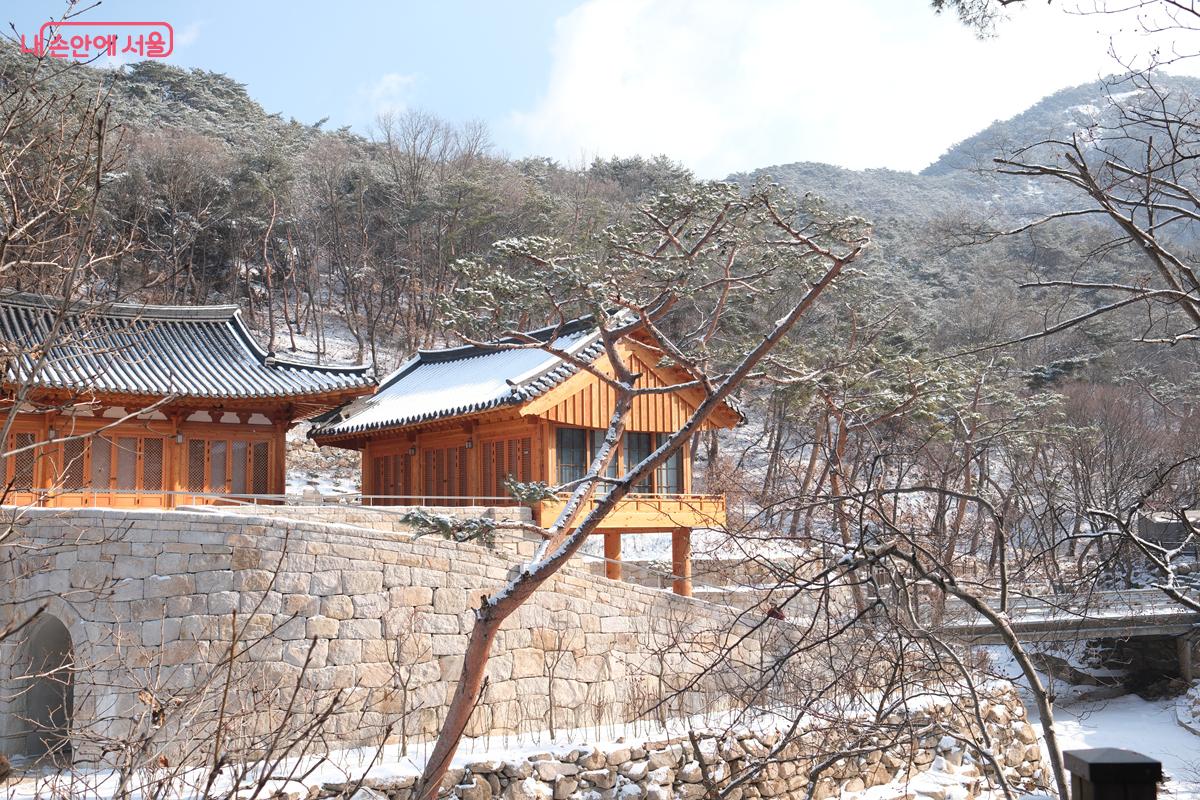 북한산을 배경으로 자리 잡은 진관사. 서울의 숨은 설경 명소로 추천한다. &copy;박우영