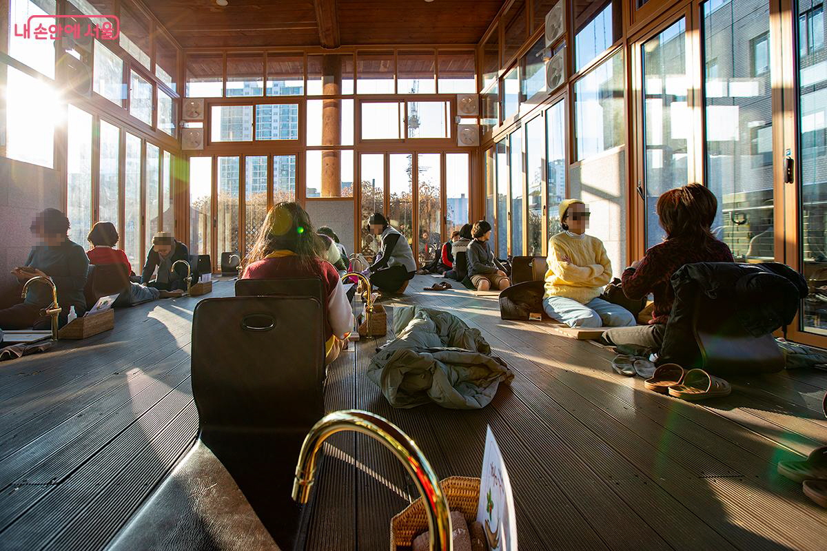 전통 한옥 창문으로 겨울 햇살이 스며드는 곳에서 약초족욕 체험을 했다. &copy;문청야