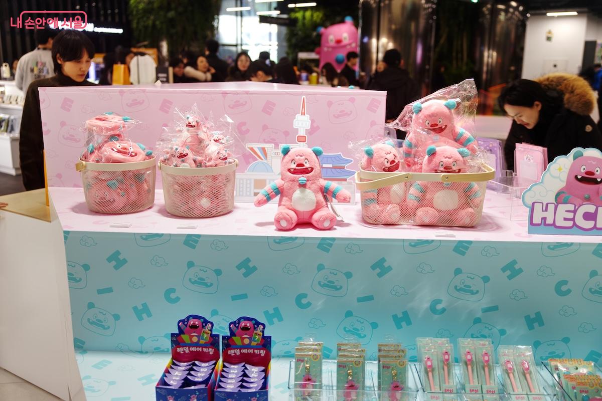 서울마이소울샵에서 귀여운 마스코트 해치 인형이 반겨준다