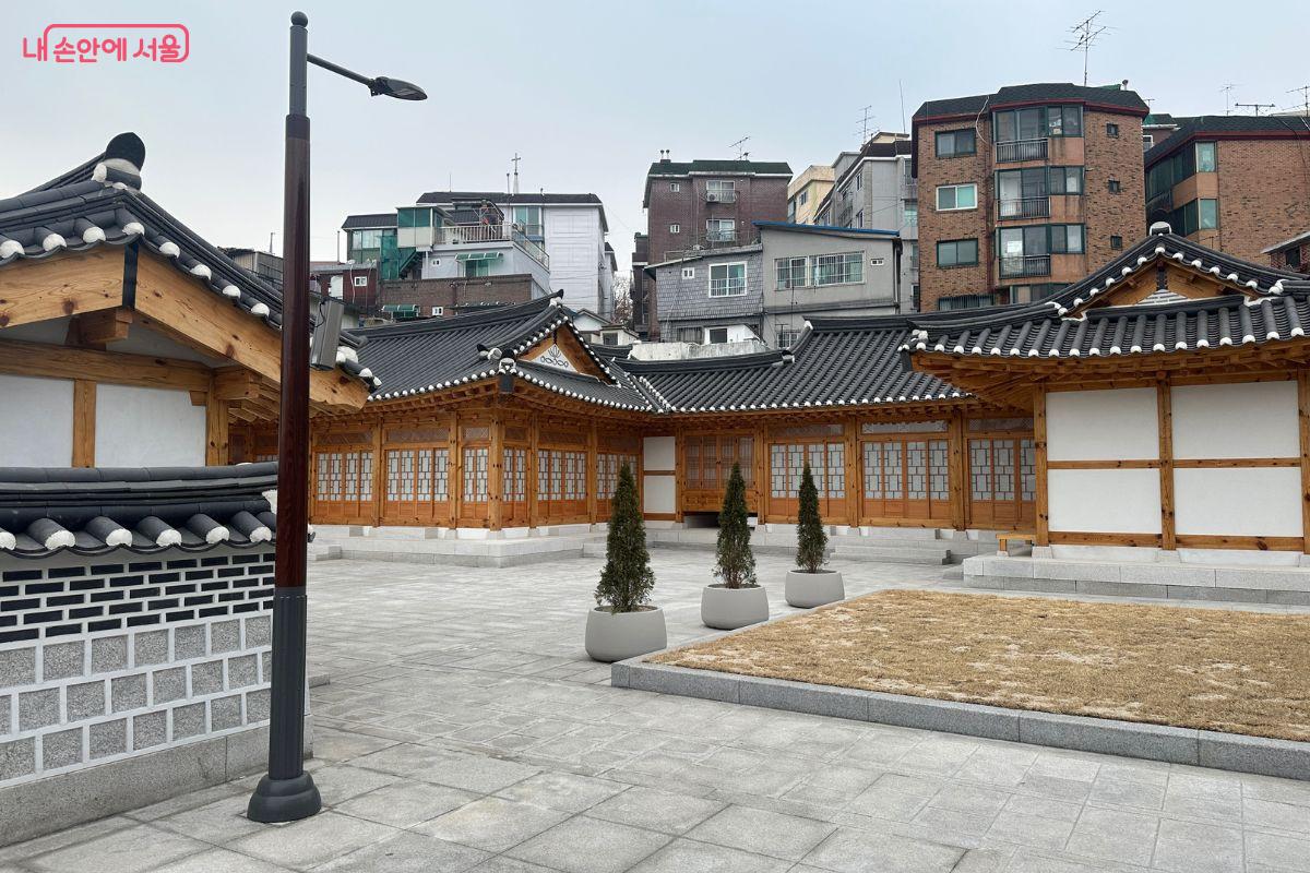 3층에는 한옥으로 된 멋진 공간이 있다. &copy;김재형