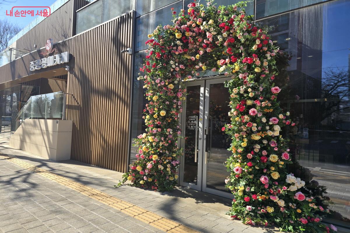 중랑장미카페 입구. 장미가 한가득하다. &copy;심재혁