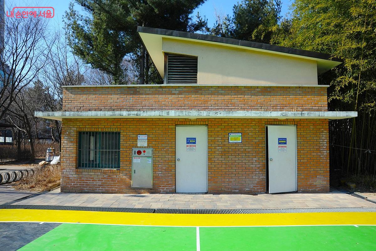 개포東근린공원의 &lsquo;모두의 운동장&rsquo;에서는 계단과 엘리베이터를 이용해 지하 공영 주차장을 이용할 수 있다. &copy;조수봉