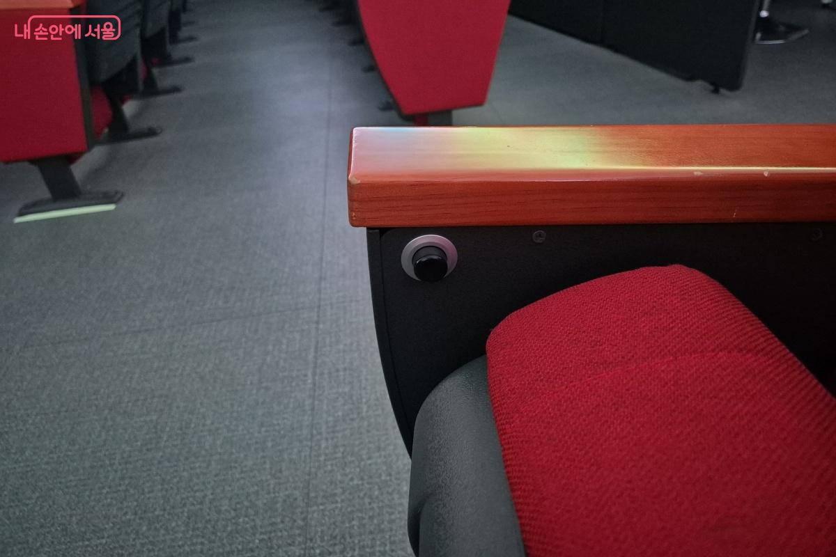 오른쪽 버튼을 누르면 의자를 젖혀 누운 상태에서 관람 가능합니다.