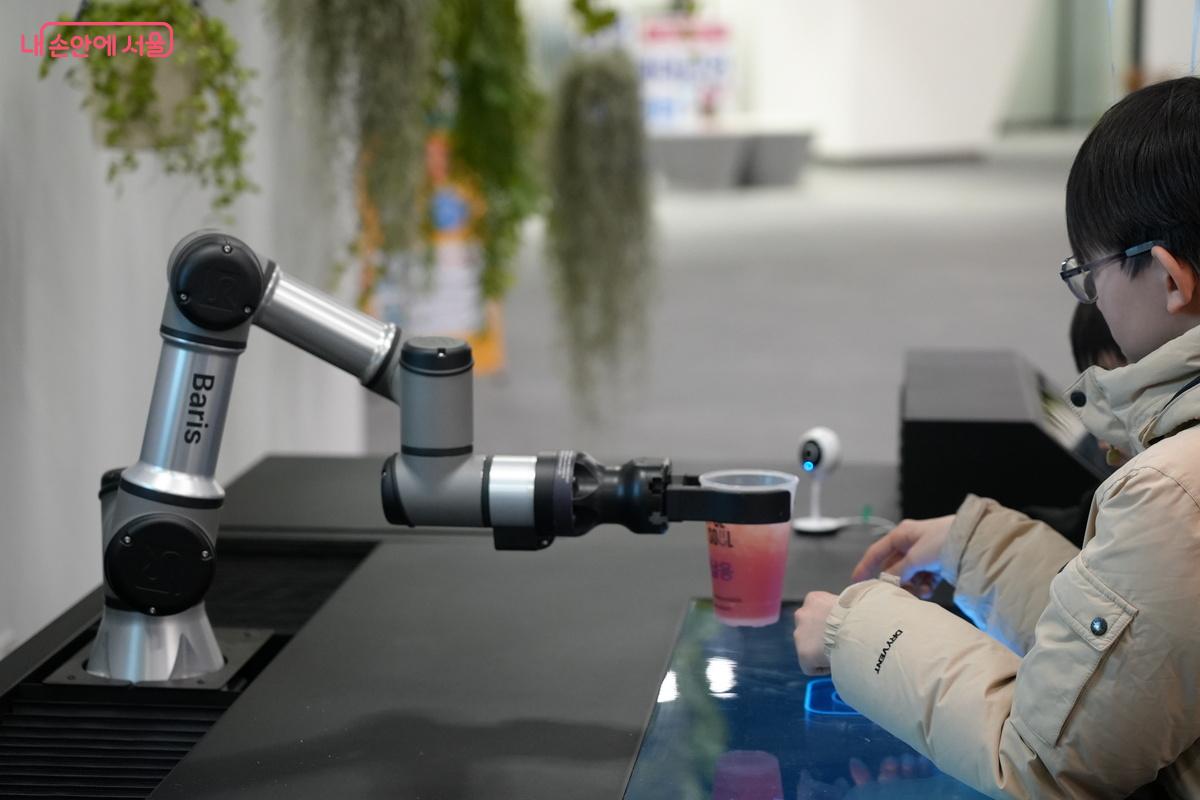 로봇 바리스타가 건네주는 음료 ⓒ우현희