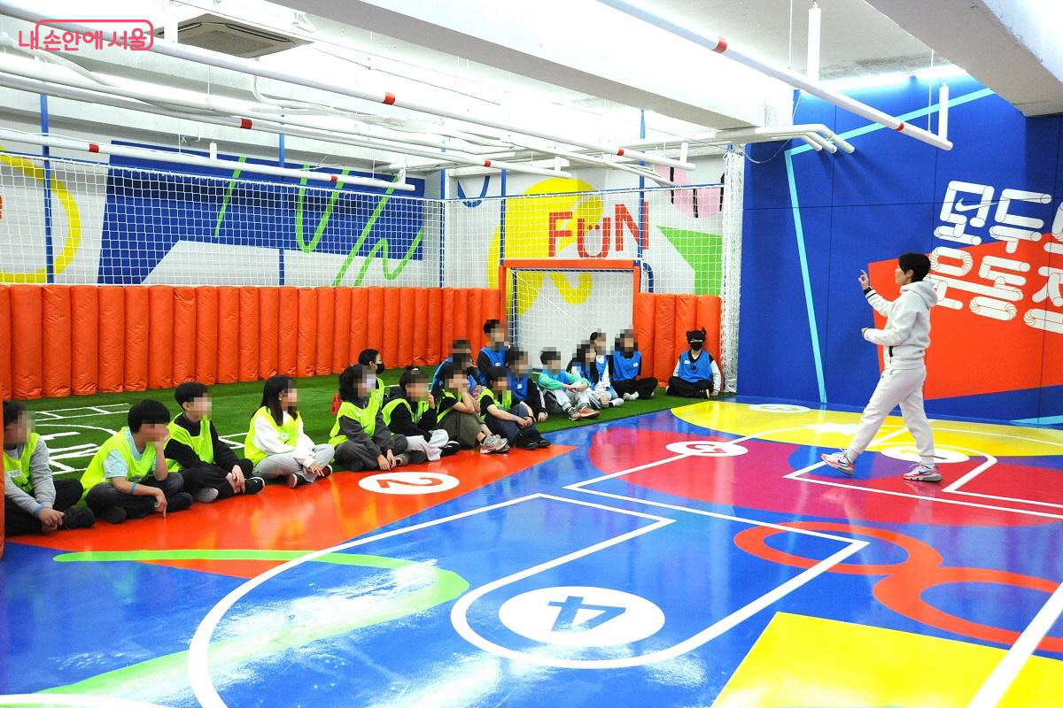 활동에 앞서 강사로부터 놀이&middot;운동 방법에 대한 설명을 듣고 있는 아이들 &copy;조수봉