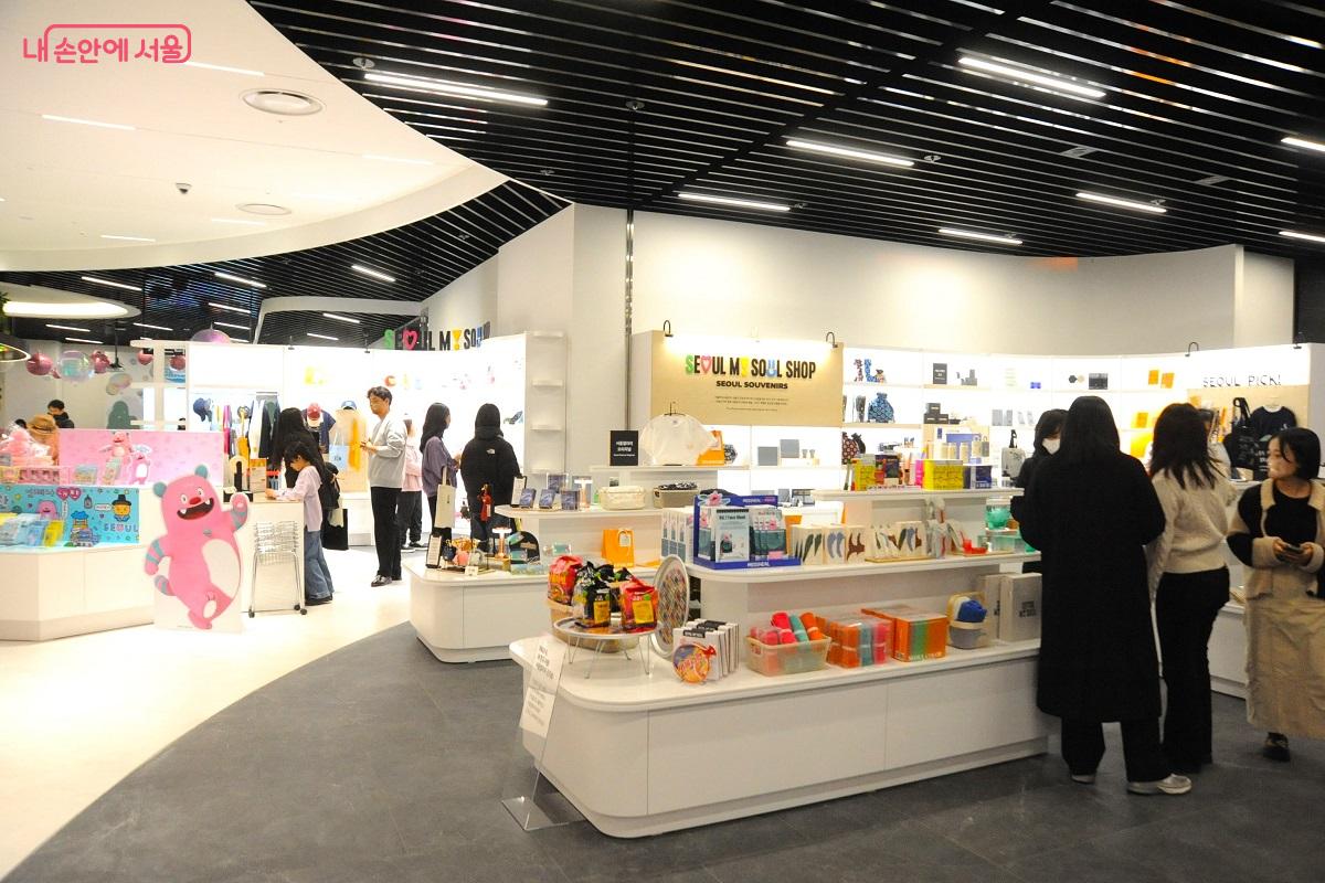 서울마이소울샵은 서울굿즈와 해치굿즈를 판매하는 서울시 공식 판매관이다. &copy;조수봉