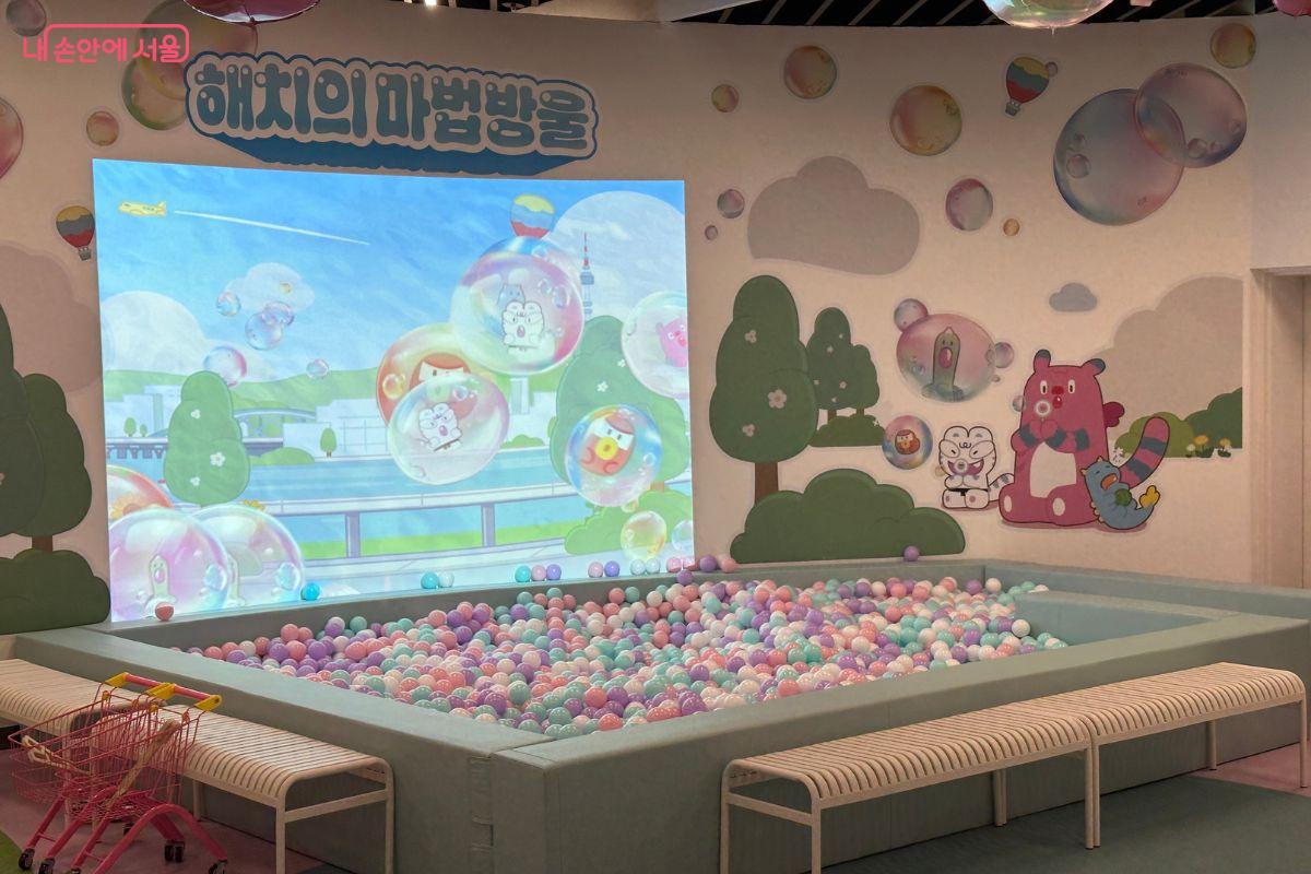 대형 스크린을 배경으로 볼풀이 있다. &copy;김재형