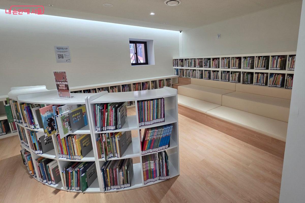 아이들이 걸터 앉아 책 읽기 좋은 나무 평상과 둥근 곡선형 서가 ⓒ한제우