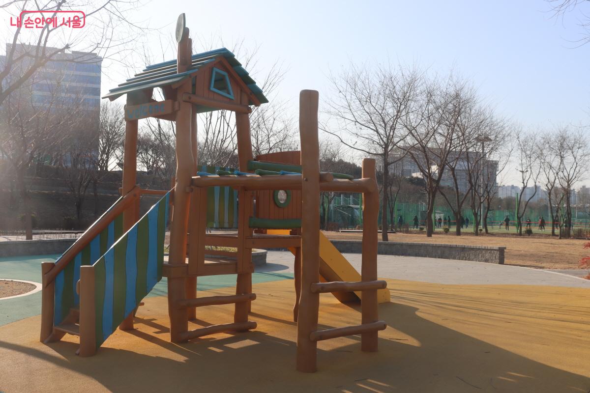 구로피크닉가든에 조성된 작은 놀이터 &copy;심재혁