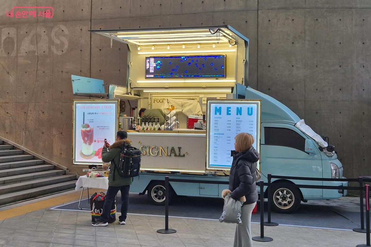 저렴한 가격에 다양한 음료와 커피를 선보인 푸드트럭 &copy;백승훈