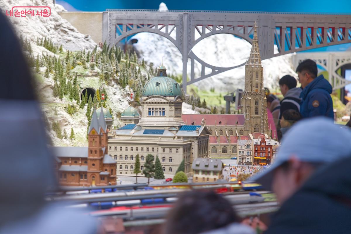 기차마을 이라는 이름 답게 아름 다운 스위스를 배경으로 모형 기차들이 운행을 하고 있다