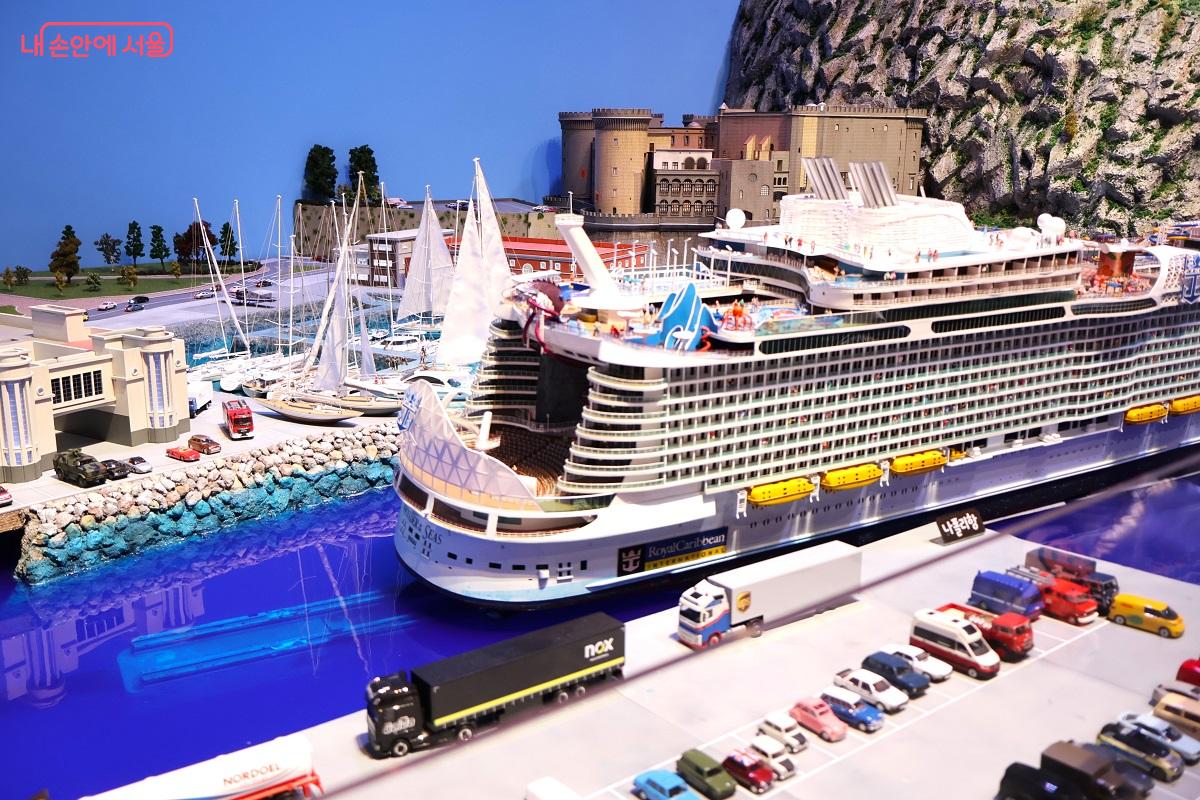 나폴리항 & 누오보 성: 지중해 교류의 관문이자 이탈리아 근대 해상 교통의 상징인 나폴리 항, 크루즈 뒤로 르네상스 시대의 힘과 자부심을 보여준 누오보 성이 보인다. &copy;김대진  