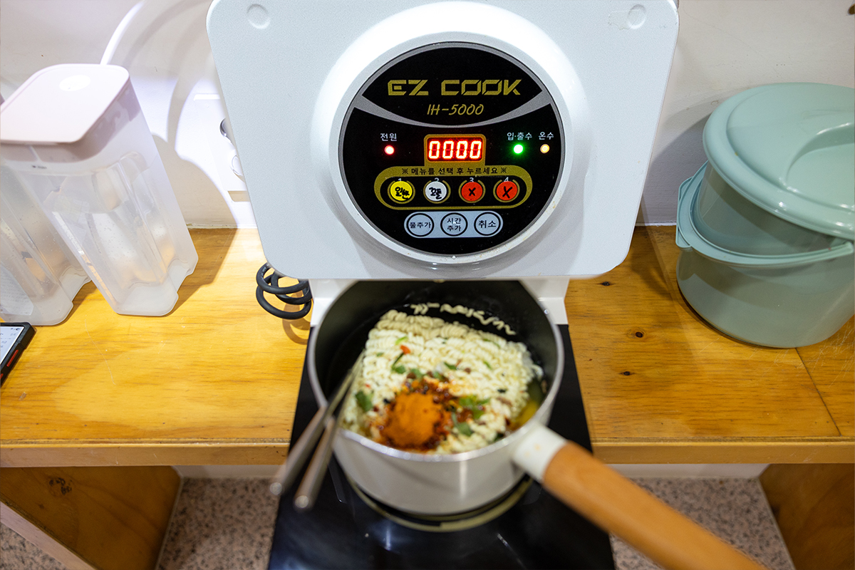 라면 끓이며 안부 나누는 편의점? 혼자여도 괜찮아요 '마음편의점'